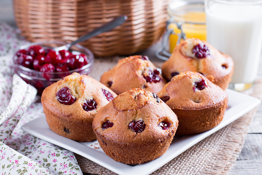 Puha muffin olvasztott fehér csokival a tésztájában: cseresznyével tökéletes lesz